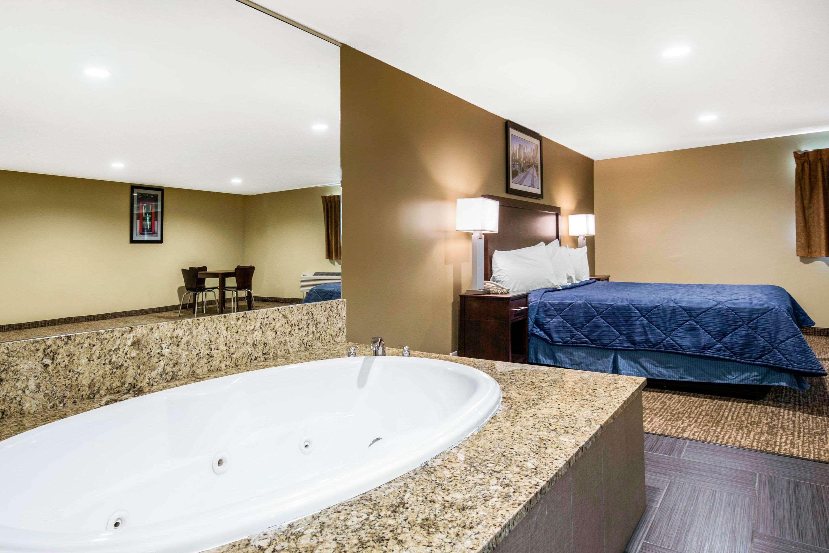 Rodeway Inn Lyons - La Grange Bagian luar foto
