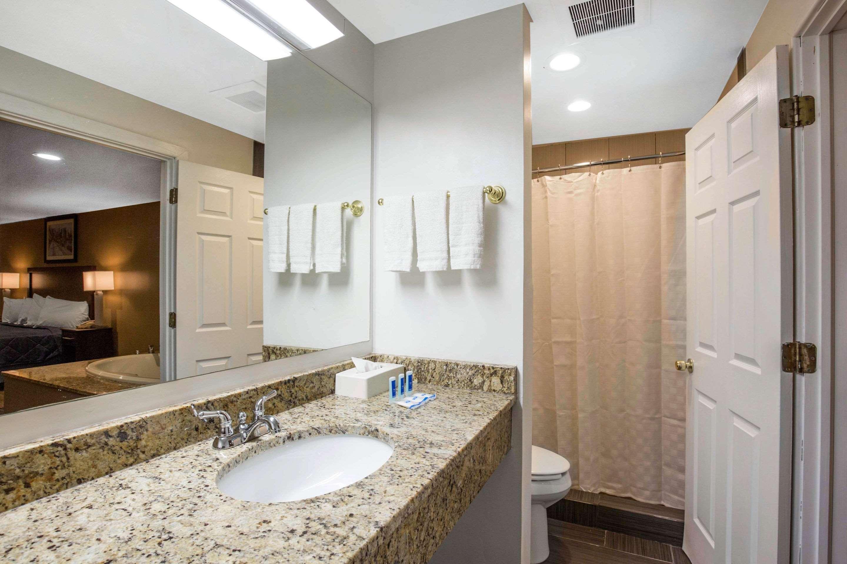Rodeway Inn Lyons - La Grange Bagian luar foto