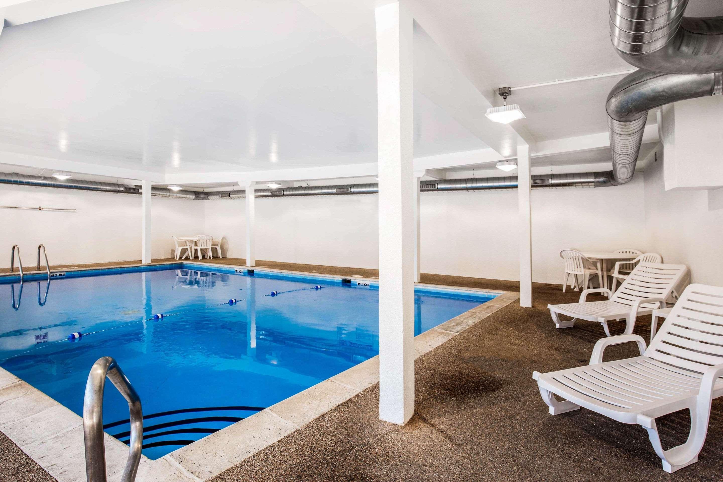 Rodeway Inn Lyons - La Grange Bagian luar foto