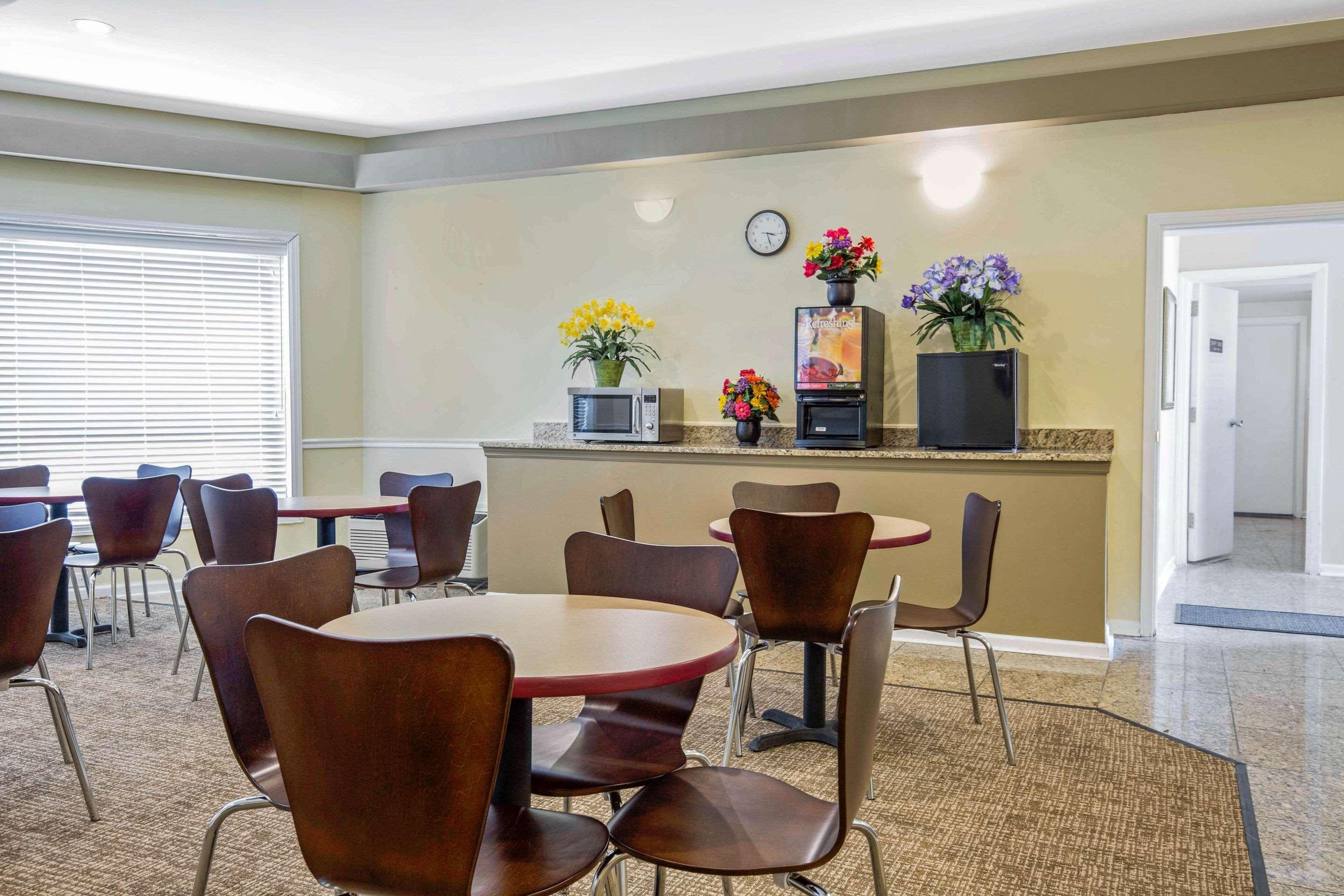 Rodeway Inn Lyons - La Grange Bagian luar foto